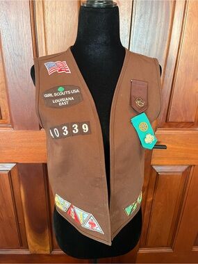 GIRL Scout Scouts BROWNIE Vest size sz Medium Lots of Patches & Pins Louisiana